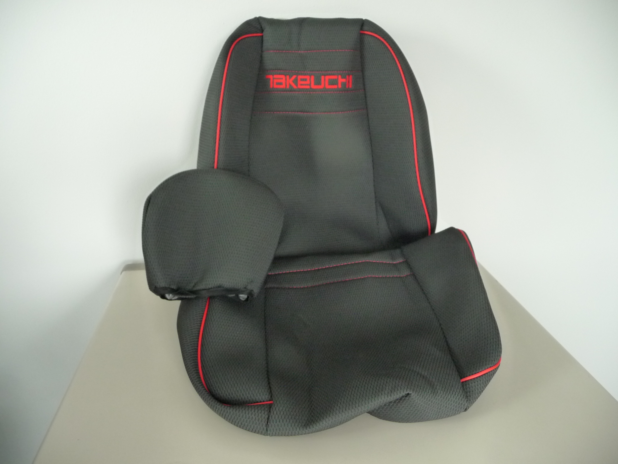 Sitzbezug massgefertigt mit Takeuchi Logo TB 175, TB 070, TB 1140 dreiteilig